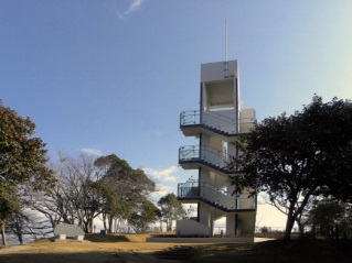五浦岬公園展望慰霊塔319x239